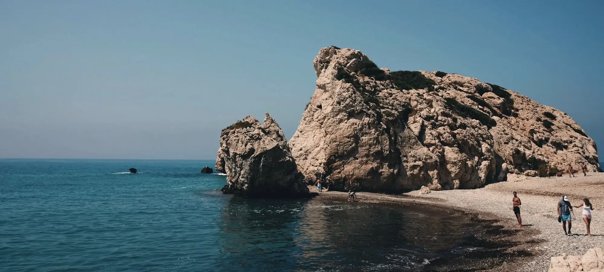 Petra tou Romiou: Felsen im Meer vor der Südküste, diesiges Licht.